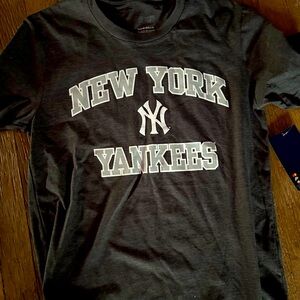 Boys NY Yankees T- Shirt size M New